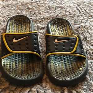 Men’s 7 Nike water sandals good condition